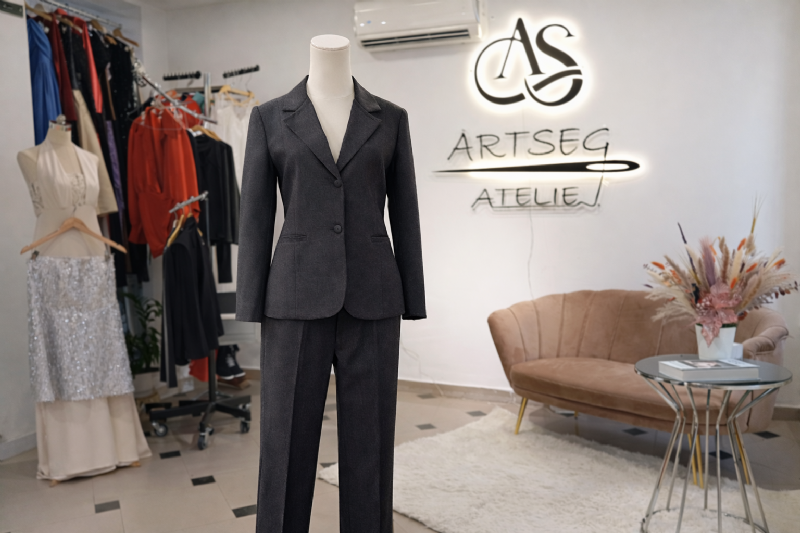 Kostum femrash Noir Atelier Classic nga Atelie ARTSEG, kostum stof terital, kostum klasik profesional, kostum per zyre, kostum formal femrash, kostum me pantallona, kostum modern elegant per femra, kostum xs xl, kostum serioz per event